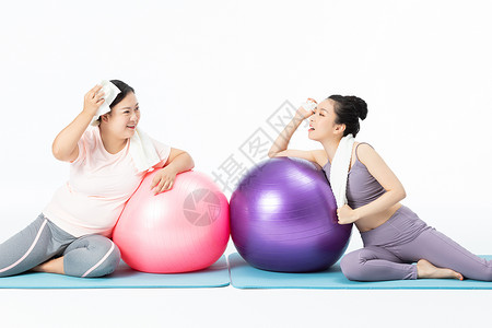 胖瘦姐妹运动休息背景图片