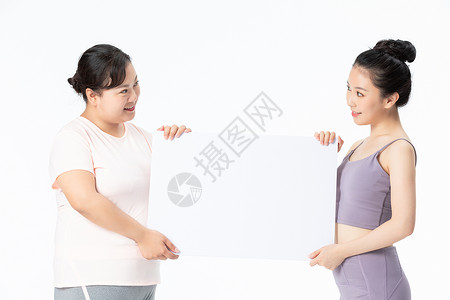 健身宣传单页胖瘦姐妹手拿白板展示背景