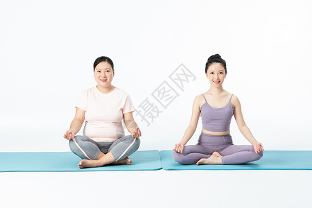 胖瘦姐妹一起做瑜伽高清图片