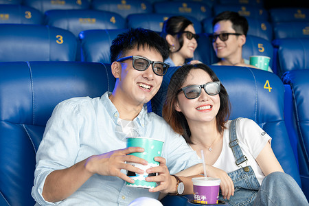 3D情人节背景年轻情侣在影院看3D电影背景