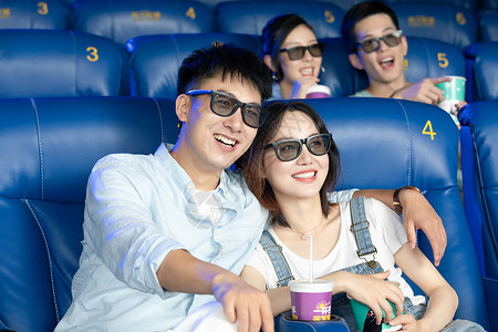 3D情人节背景年轻情侣在影院看3D电影背景