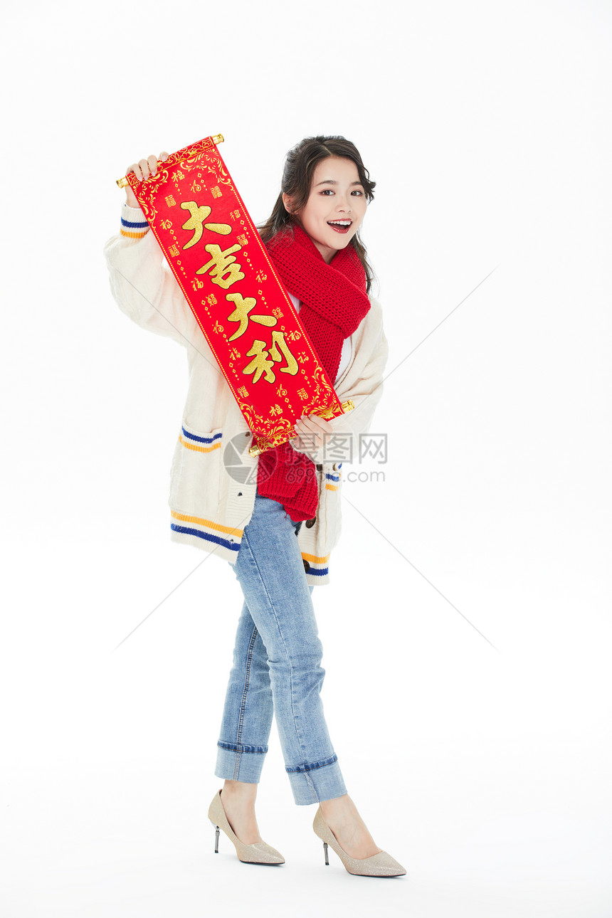 年轻美女新年拿红包图片