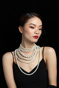 美女带着多层珍珠项链背景图片