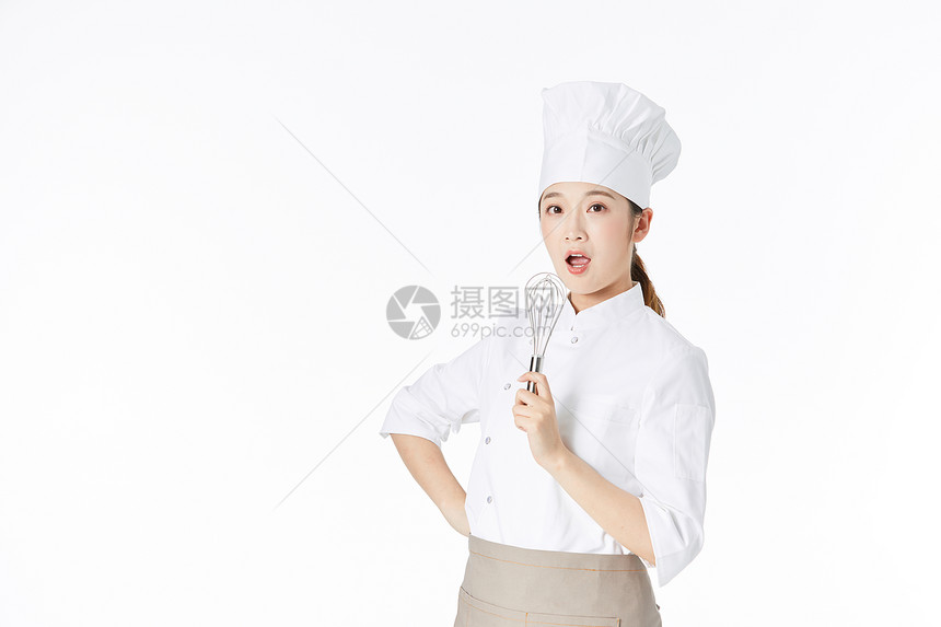 女面点师手拿打蛋器嗨歌图片