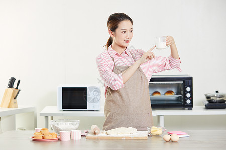 居家女性在厨房制作面包高清图片