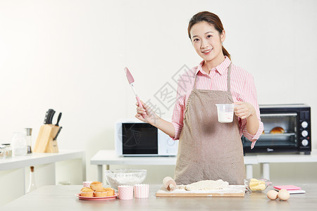 居家女性在厨房制作面包高清图片