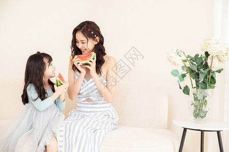 居家母女一起吃西瓜高清图片