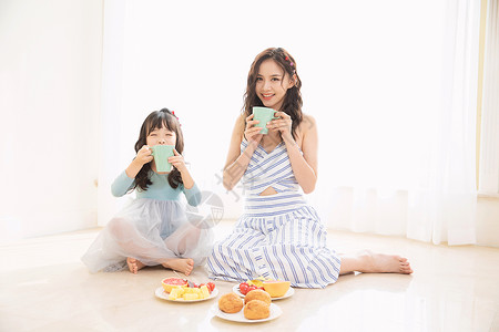 小孩酸奶居家母女一起喝酸奶背景