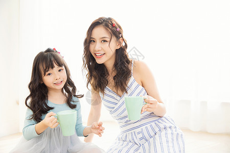 居家母女一起喝酸奶高清图片