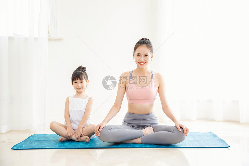 居家母女运动瑜伽图片