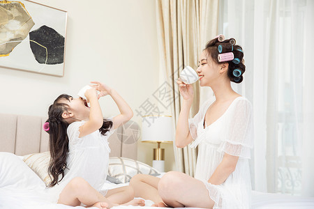 母女卷头发喝咖啡图片