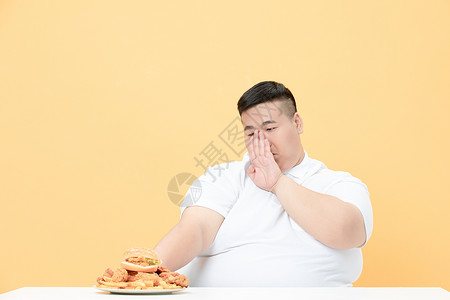 青年肥胖男性拒绝炸鸡图片