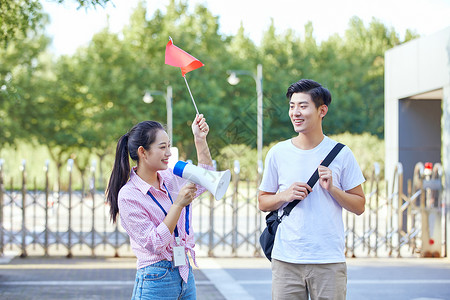 女导游给游客介绍景点背景图片