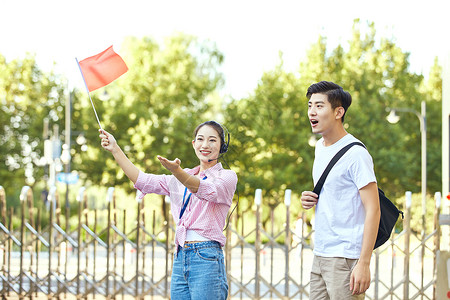 女导游给游客介绍景点背景图片