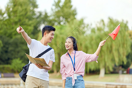 挥旗子女导游给游客介绍景点背景