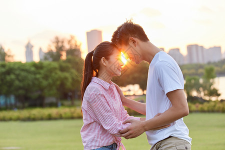 年轻甜蜜情侣图片