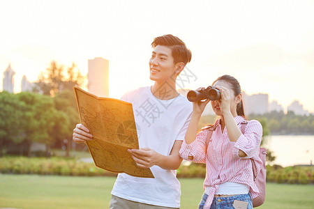 情侣拿着地图旅行背景图片