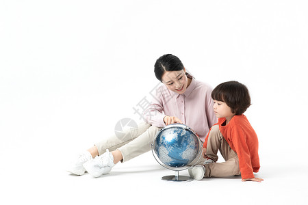 儿童幼教老师带学生看地球仪背景图片