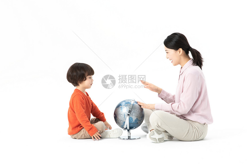 儿童幼教老师带学生看地球仪图片