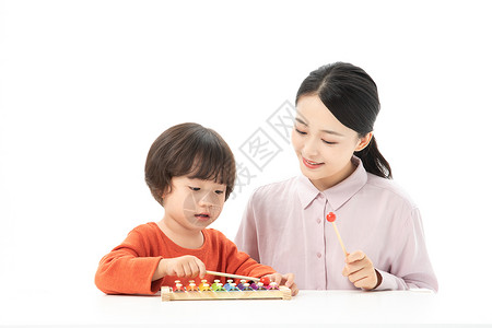 儿童幼教老师带学生玩手敲琴背景图片