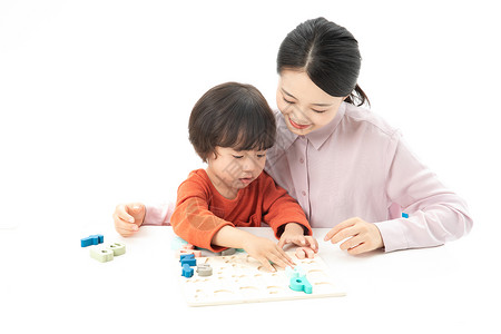 妈妈带小孩玩儿童幼教老师带着学生玩数字积木背景
