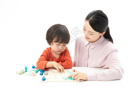 母子玩积木儿童幼教老师带着学生玩数字积木背景