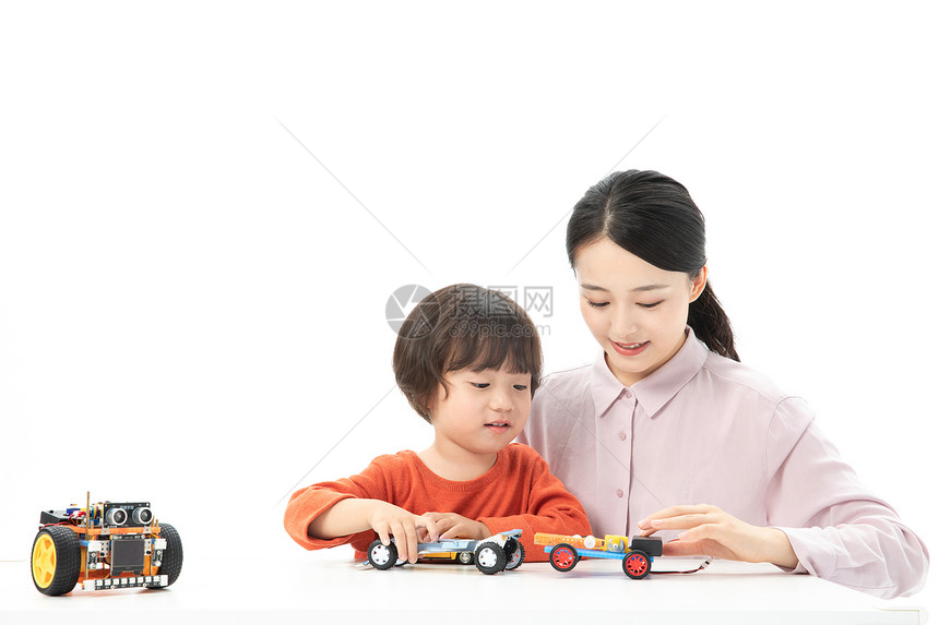 儿童幼教老师带着学生玩汽车模型图片