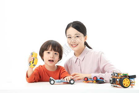 妈妈带小孩玩儿童幼教老师带着学生玩汽车模型背景