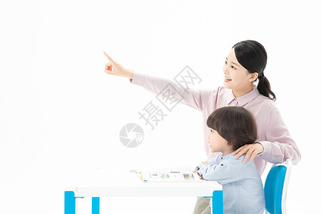 儿童幼教老师和学生看远方图片