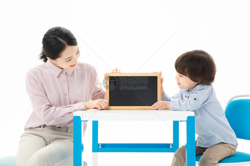 儿童幼教老师和学生拿着黑板图片