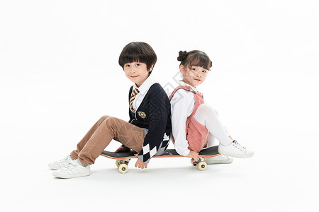 儿童背对背坐在滑板上背景图片
