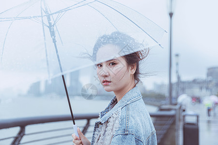 撑伞的女性形象图片