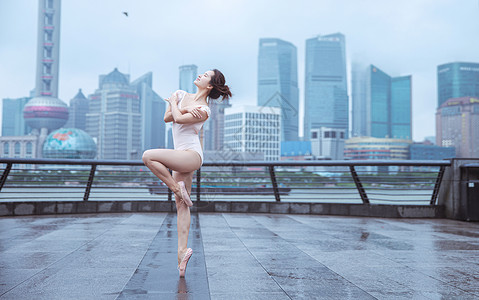 优美建筑城市建筑下的芭蕾舞演员背景