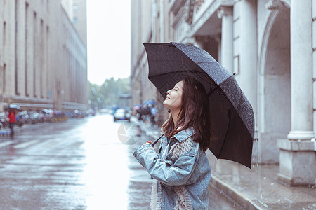 打伞的女人在街上撑伞女性形象背景