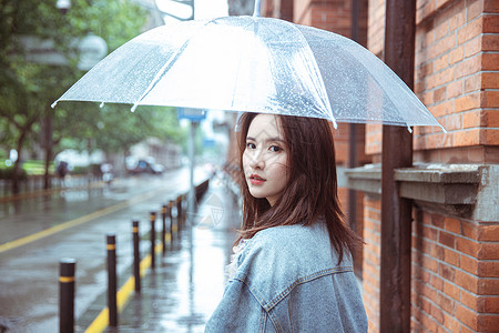 下雨撑伞在街上撑伞女性形象背景