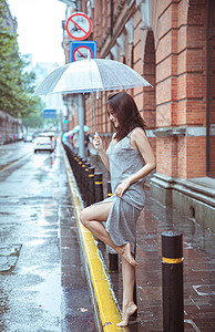 雨中跳舞在街上撑伞跳舞的女性背景