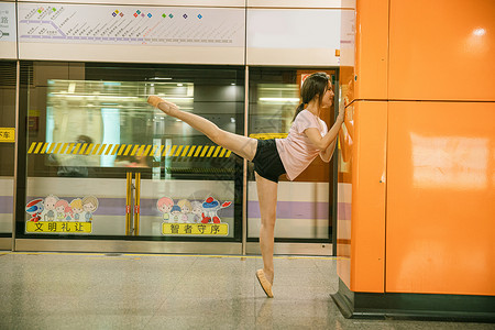 在地铁站舞蹈的女性图片