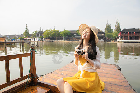 年轻美女乘船郊游图片