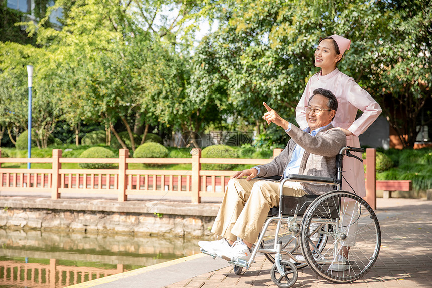 护士户外照顾病人图片