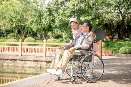 护士户外照顾病人图片