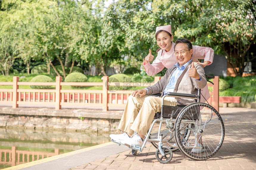 护士户外照顾病人图片