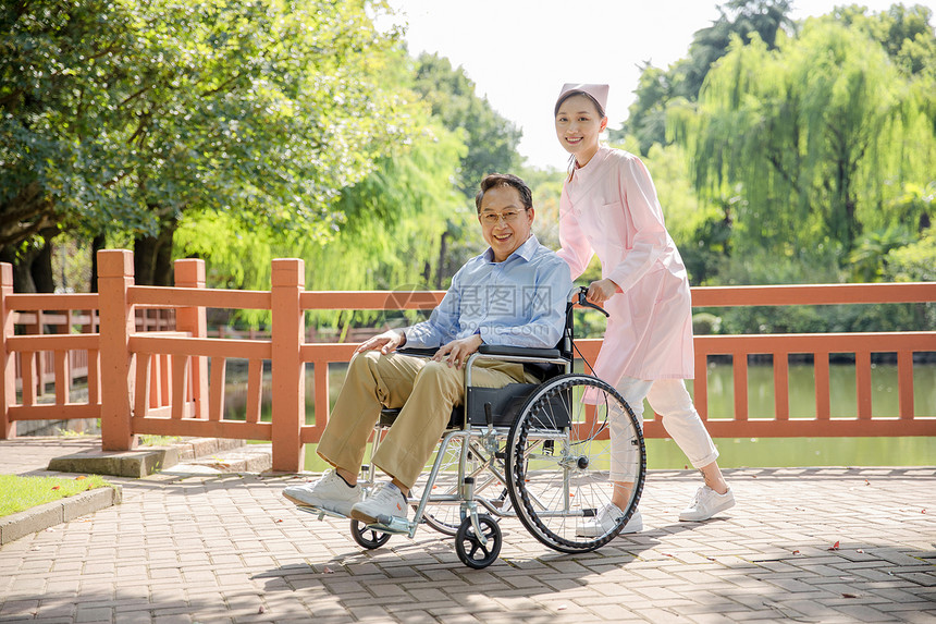 护士户外照顾病人图片