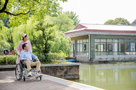 养老院宣传栏护士户外照顾病人背景