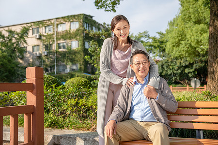 女儿户外陪伴父亲图片