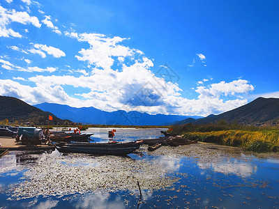 泸沽湖蓝天白云背景图片