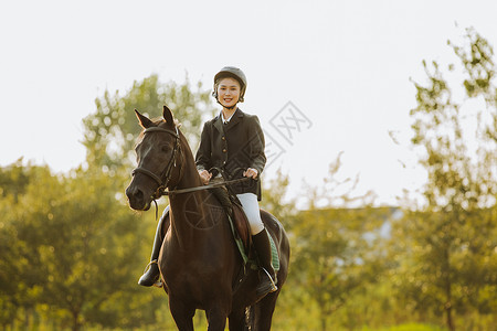 年轻女子户外骑马高清图片