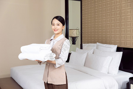 酒店管理保洁员更换毛巾背景图片