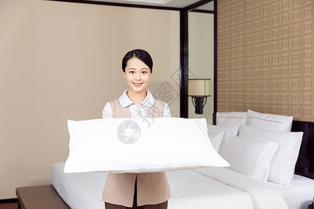 酒店管理保洁员更换枕头图片