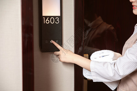 客房标志酒店管理保洁员按门铃背景