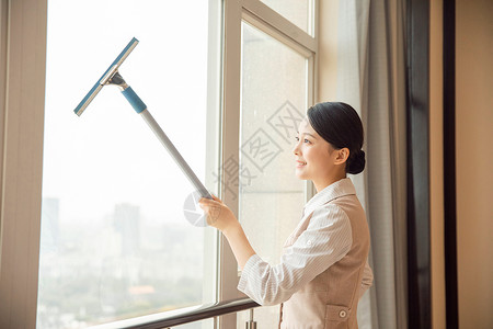 酒店管理清洁员擦玻璃背景图片